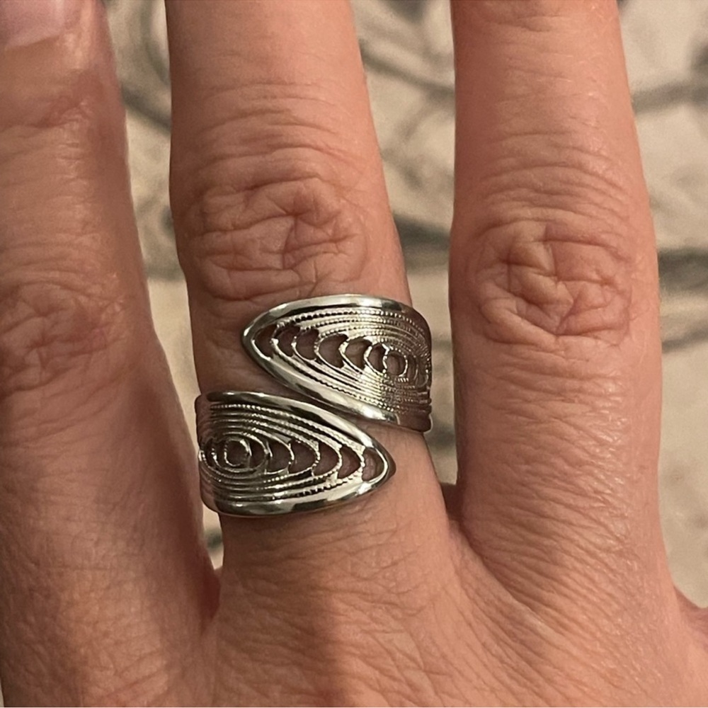 Sarah Coventry signed silver tone filigree size 8.0 ring - Picture 3 of 4